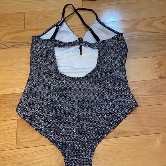 Kona Sol one piece bathing suit, size L, good used condition - Picture 4 of 6